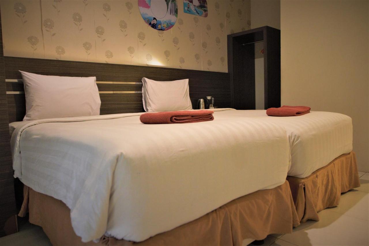 Nutana Hotel Матарам Экстерьер фото